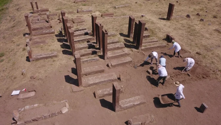 Ahlat’taki Selçuklu Meydan Mezarlığı’nda Restorasyon Çalışmaları Devam Ediyor