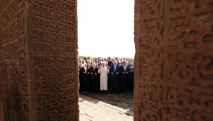 Cumhurbaşkanı Erdoğan, Ahlat’taki Selçuklu Mezarlığını Ziyaret Etti