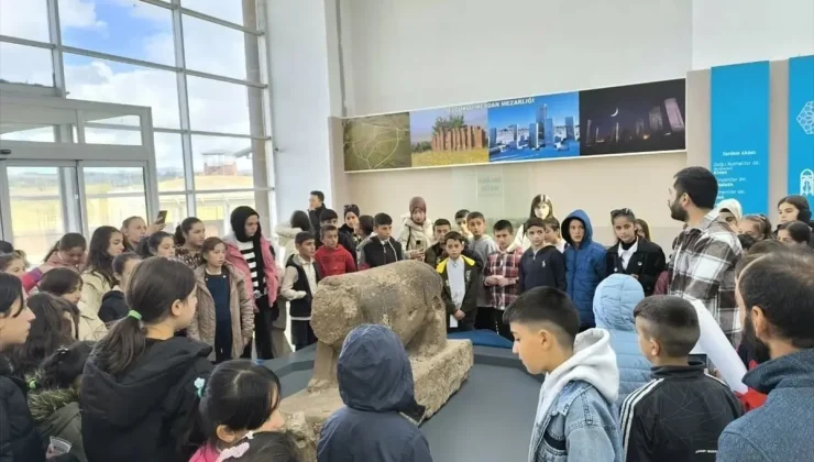 Muşlu Öğrenciler Tarihi Ahlat’ı Gezdi